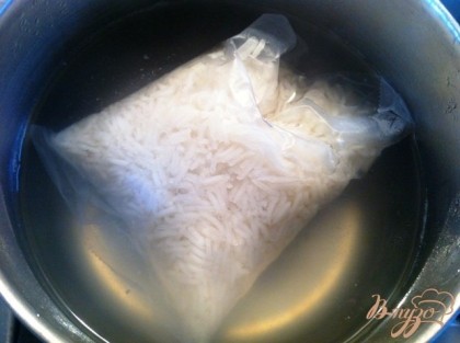 Отвариваем рис до полуготовности, в слегка подсоленной воде