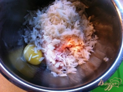 В фарш кладем рис, яйцо и перемешиваем
