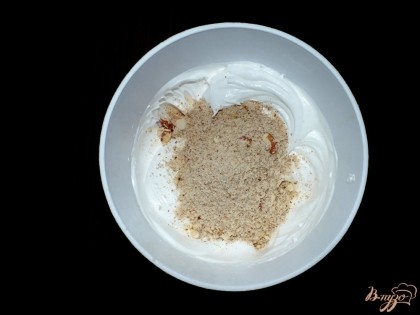 Яичные белки взбить с 1 стаканом сахара до крепких пиков (минут 10-14). Обжаренные орехи измельчить в крошку и вмешать в белковую массу.