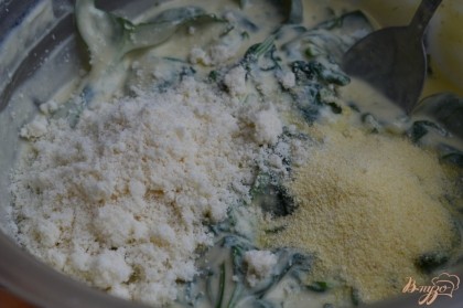 Затем тертый пармезан и манную крупу. Соль и специи добавляем по вкусу.