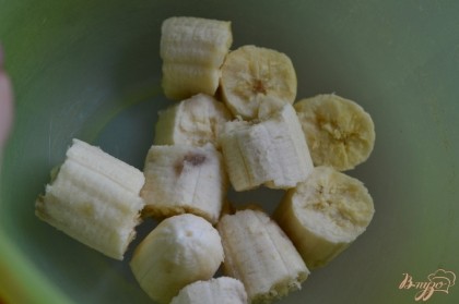 Если ваши домашние фУкают от вида переспевших банан ) для приготовления начинки это самое то ! Бананы размять вилкой.