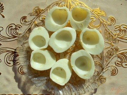 Очищенные яйца разрезаем пополам, а желтки вынимаем, они нам тоже пригодятся.