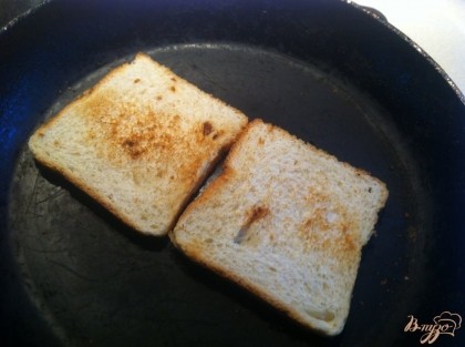 Обжариваем с двух сторон без масла тостовый хлеб
