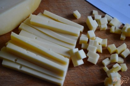 Сыр нарезать мелкими кубиками.