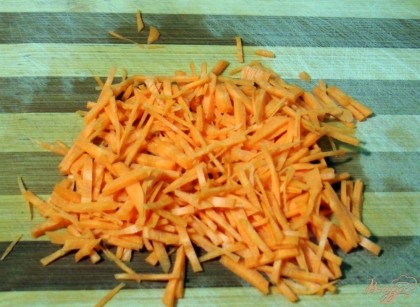 Морковь натирае, или очень мелко нарезаем.