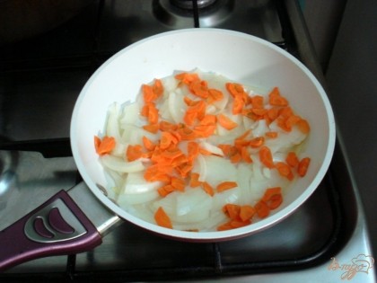 Лук и морковь моем, чистим, мелко нарезаем и ставить пассероваться на растительном масле.
