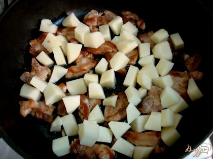 К мясу добавляем картофель, жарим вместе.