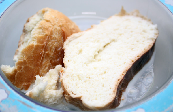 Подсохший белый хлеб намочим в молоке, пока он не станет мягким и не впитает в себя молоко.