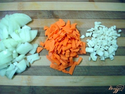 Лук, морковь и петрушку, мелко нарезаем и отправляем бульон.