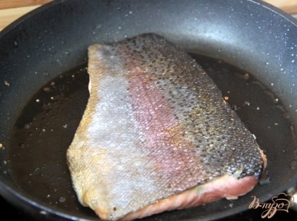 На хорошо разогретом масле обжарить рыбу (филе)
