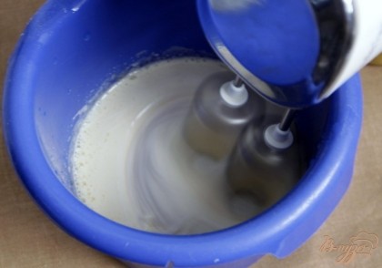 Взбить яйца с сахаром в белую пену, не менее 3 мин.