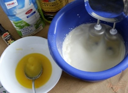 Добавить растопленное сл.масло, ол.масло, молоко и ванильную эссенцию - 5-6 кап. (или ванилин - 1 гр)