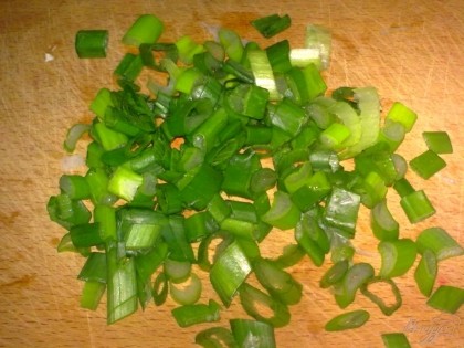 Зеленый лук помыть и нарезать.