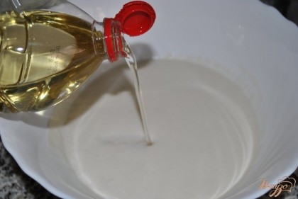 Когда опара увеличилась в 1,5-2 раза - добавляем масло и 3 стакана муки.