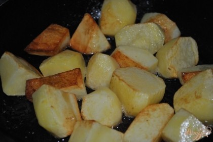 Картофель очистить и нарезать большими кусочками.Обжарить на растительном масле и на сильном огне до золотистой корочки