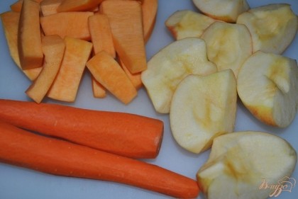 очистить яблоки, тыкву и морковь.