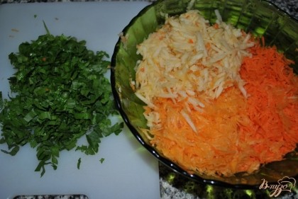 Натереть на терке морковь, яблоки и тыкву.Сельдерей мелко порезать.Выдавить сок и апельсинов.