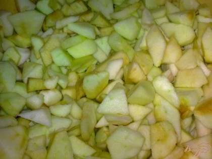 Яблоки помыть, очистить, удалить сердцевину и нарезать кубиками или ломтиками.