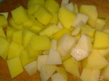 Картофель очистить, помыть и нарезать кубиками.