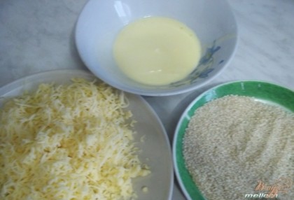 Сыр натереть на мелкой терке. Масло растопить. Приготовить три тарелки: с сыром, маслом и кунжутом.
