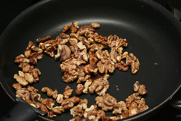 Теперь главный ингредиент — орехи. Обжариваем 5−7 минут на сухой сковороде. Орехи должны стать посуше, что бы лучше размололись.
