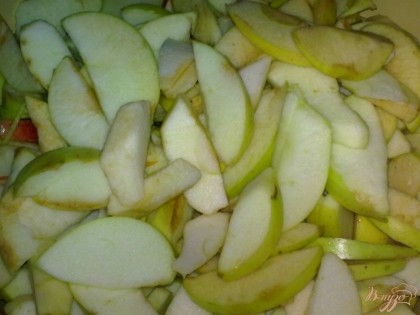 Яблоки помыть, удалить сердцевину. Если кожица не чистая, то ее нужно снять. Нарезаем яблоки дольками.