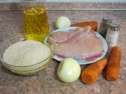 Подготовить продукты : куриное филе помыть, морковь и лук очистить и тоже помыть.