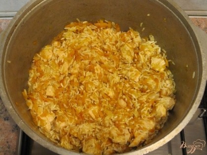Потом добавить промытый рис, посолить, поперчить и перемешать.