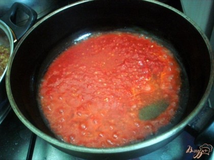 Готовим соус.На растительном масле пассерую томатную пасту.