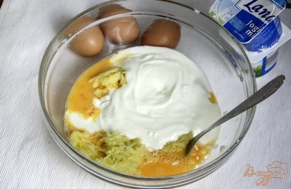 Добавить взбитые  яйца, кефир (йогурт)