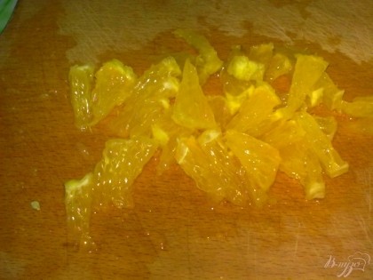 Апельсин очистить и нарезать ломтиками.