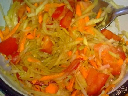 Смешайте капусту, помидор и морковь. Добавьте семечки и чеснок.Добавьте соевый соус и сахар, перемешайте.