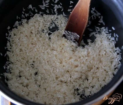 Рис. В глубоком чугунке растопить масло (30 гр), обжарить рис до белого цвета