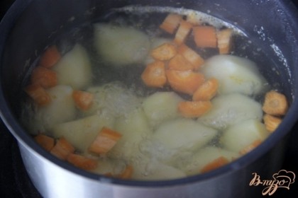 Отварить картофель и морковь