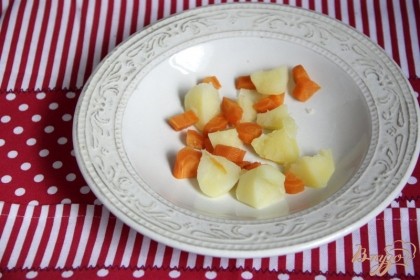 Выложить в тарелку отварные картофель и морковь и залить томатной массой, дозаправить по вкусу