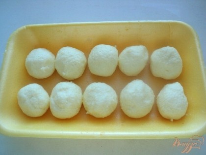 Скатать шарики величиной с грецкий орех, выложить на блюдо и поставить в морозилку на 20-30 минут.