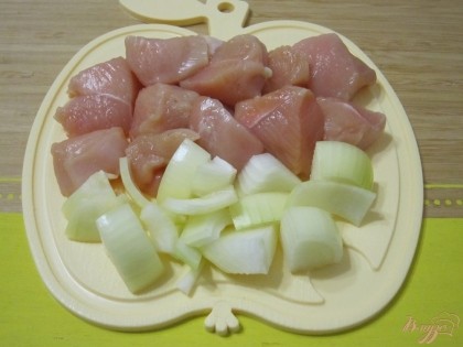 Куриное мясо и лук порезать некрупными кусочками.