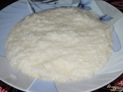 Тем временем отварить рис в подсоленной воде до готовности. Отваренный рис соединить со взбитым яйцом.
