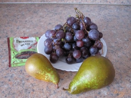 Виноград и грушу помыть.