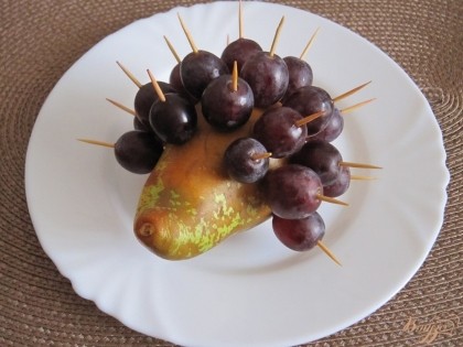 Зубочистки с виноградом вставить в грушу.