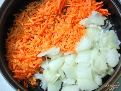 Лук мелко нарезаем, морковь натираем и ставим пассероваться.