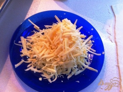 Трем на терке твердый сыр