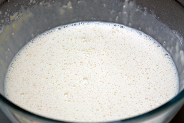 Из яиц, молока, муки и соли сделать тесто, хорошо его размешать.