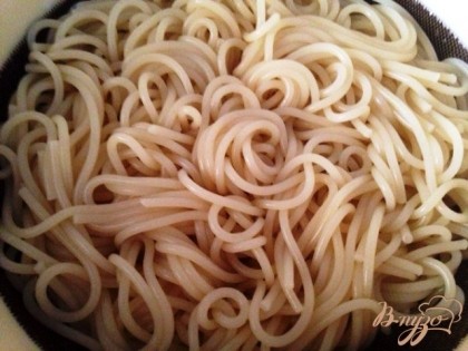 Слиавя спагетти, оставьте несколько ложек для соуса.