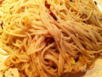 Добавляем спагетти в сковороду к приправам и специям, перемешиваем , добавляем несколько ложек воды, в котором варились спагетти и опять перемешиваем.