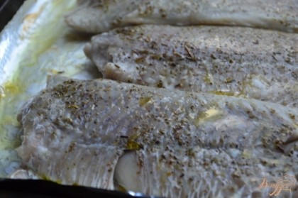 Противень с рыбой накрыть фольгой, поставить в духовку разогретую до 190С на 15 мин. максимум 20 мин. зависит от размера филе.