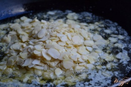На сковороде растопить сливочное масло, добавить миндальные пластинки и немного соли. На тихом огне держим до золотистого цвета миндаля. Подаем сразу же.