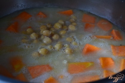 Влить бульон, затем добавить кусочки тыквы и промытытй нут. Варить до готовности тыквы.