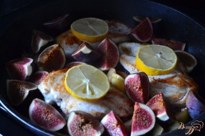 Затем уложить грудки, добавить ломтики лимона. Сковороду накрыть фольгой и поставить в духовку 180С на 30 мин.