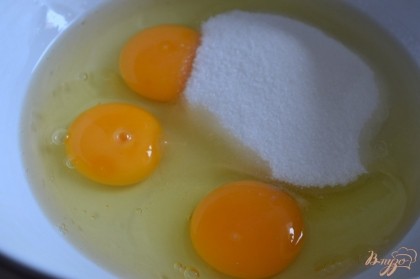 3 яйца и 60 гр. сахара размешать.